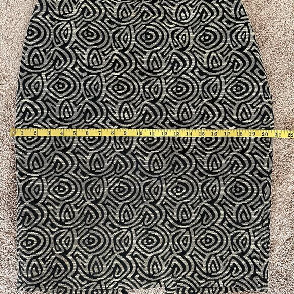 St. John Pencil Skirt Jacquard Geometric Black Tan 8 Career Office Quiet Luxury - Picture 9 of 10